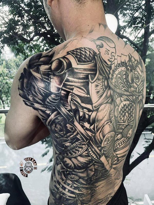 xăm blackwork full lưng