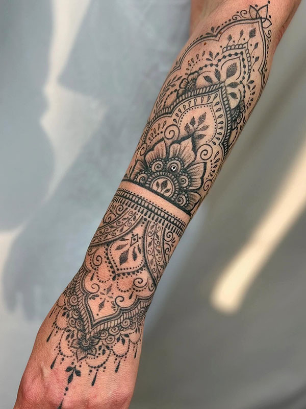 hình xăm mandala ở cổ tay